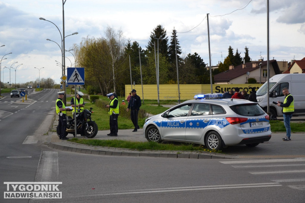 Zderzenie osobówki z harleyem na osiedlu Serbinów