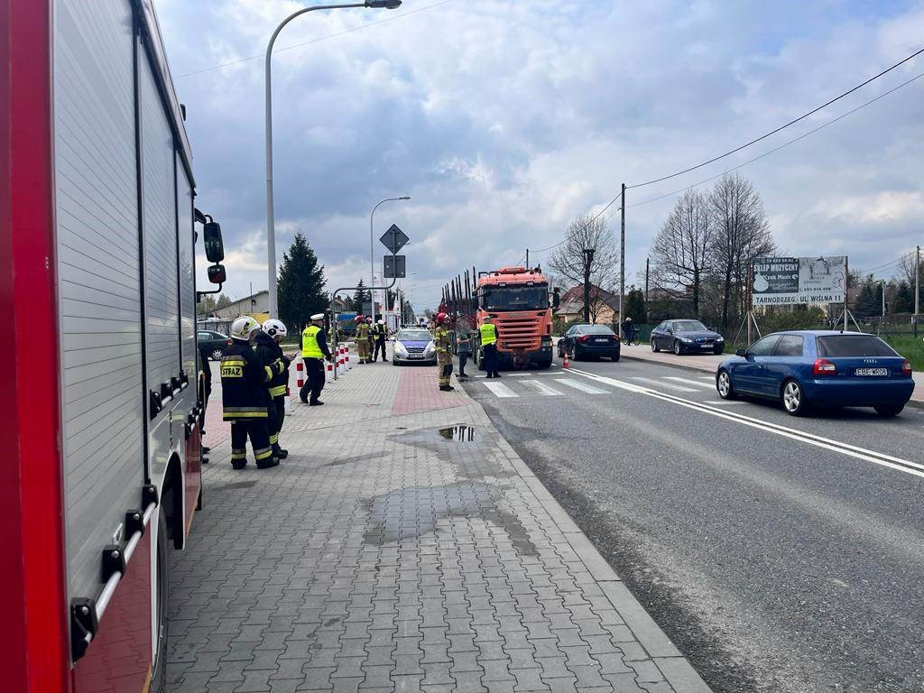Zderzenie samochodu ciężarowego z osobówką