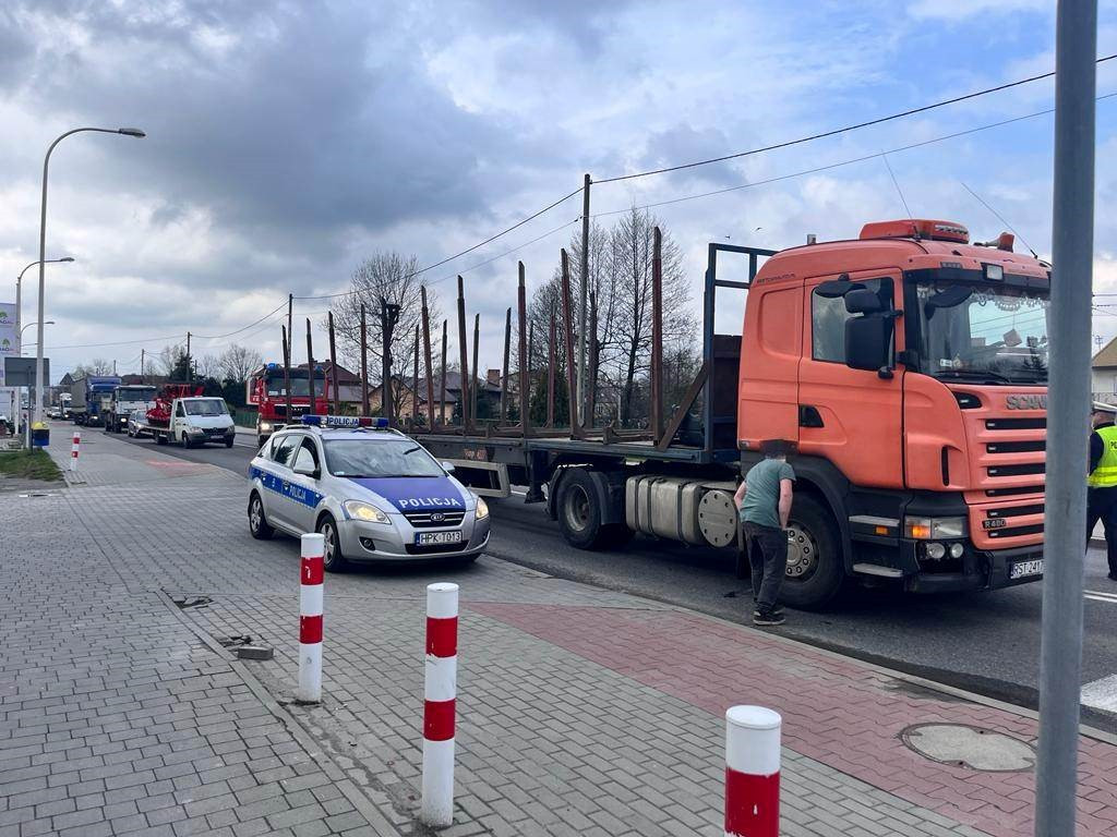 Zderzenie samochodu ciężarowego z osobówką