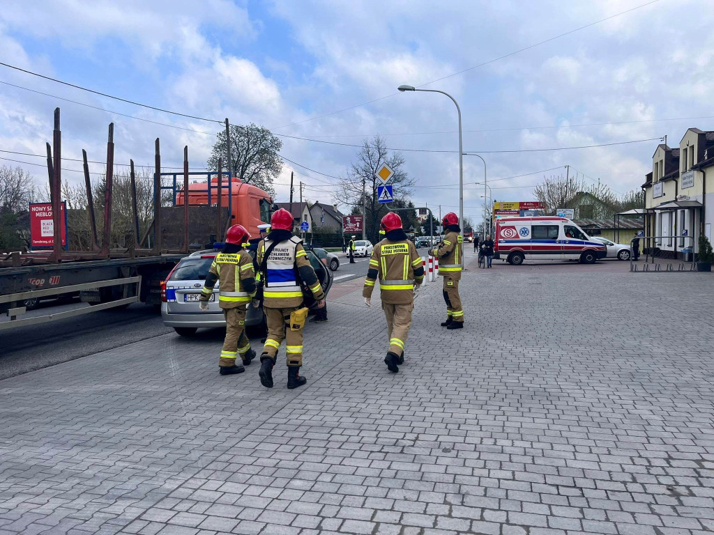 Zderzenie samochodu ciężarowego z osobówką