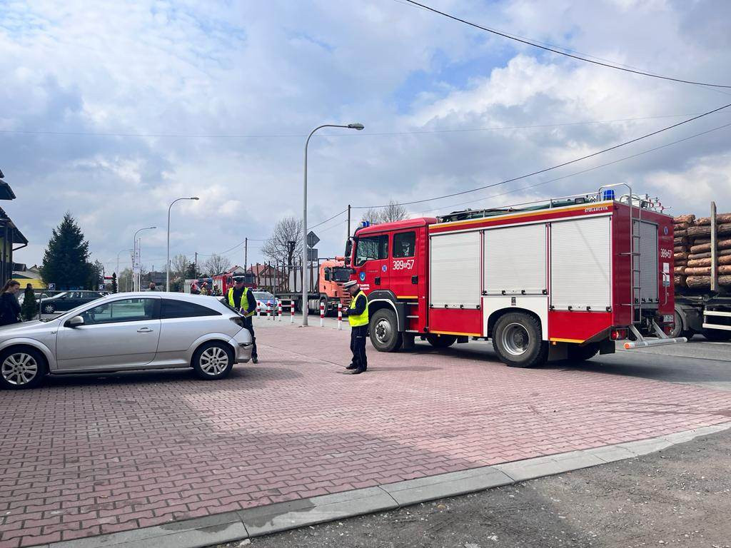Zderzenie samochodu ciężarowego z osobówką