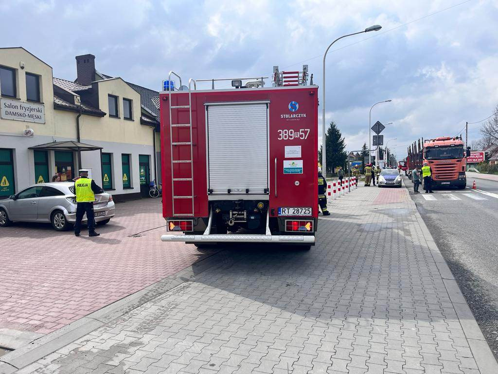 Zderzenie samochodu ciężarowego z osobówką
