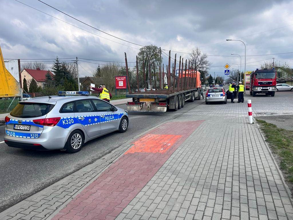 Zderzenie samochodu ciężarowego z osobówką