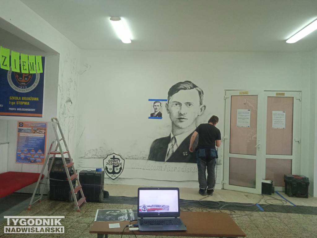 Mural upamiętniający Władysława Jasińskiego