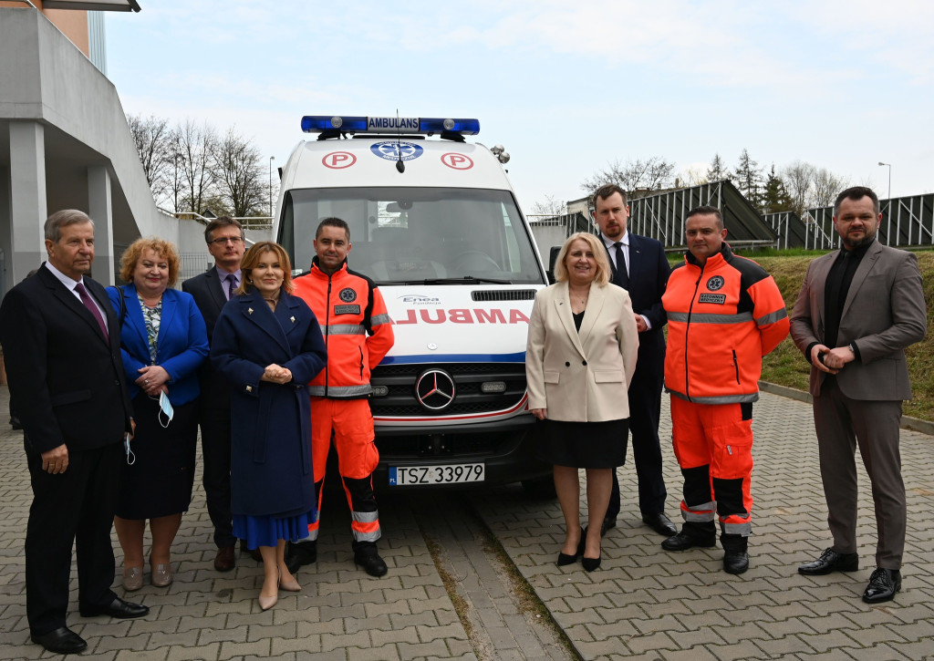 Enea przekazała karetkę dla szpitala w Staszowie