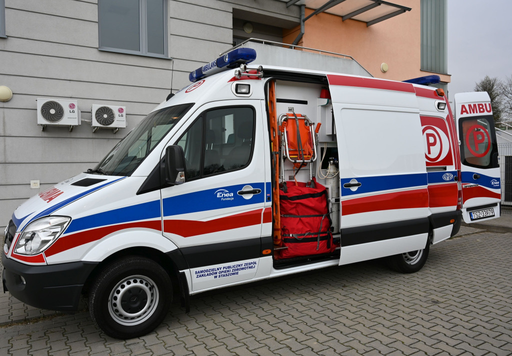 Enea przekazała karetkę dla szpitala w Staszowie