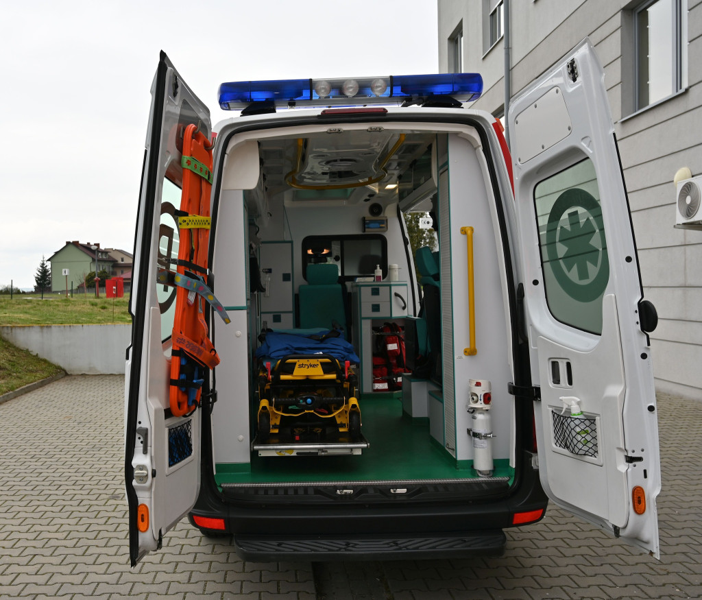 Enea przekazała karetkę dla szpitala w Staszowie