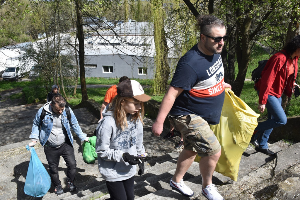 Sprzątali Tarnobrzeg z lądu i wody