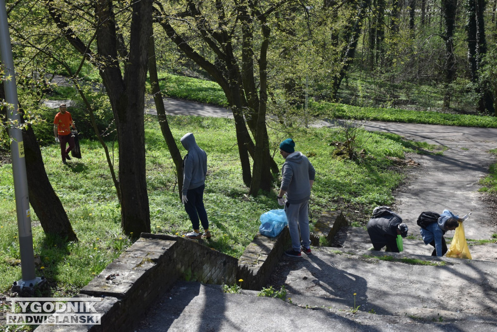 Sprzątali Tarnobrzeg z lądu i wody