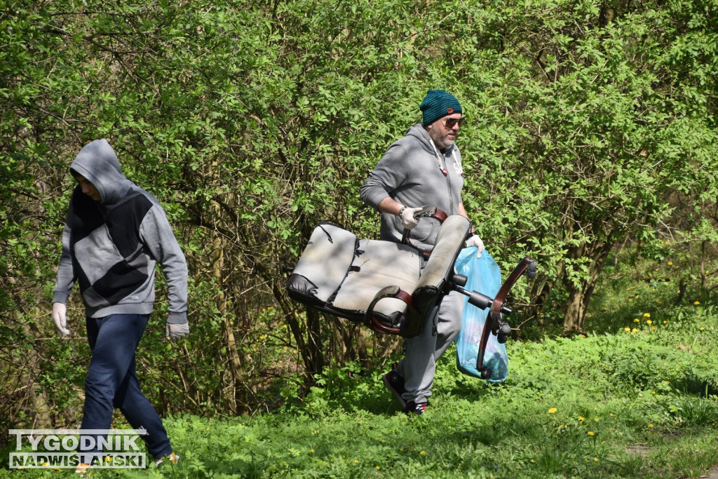 Sprzątali Tarnobrzeg z lądu i wody