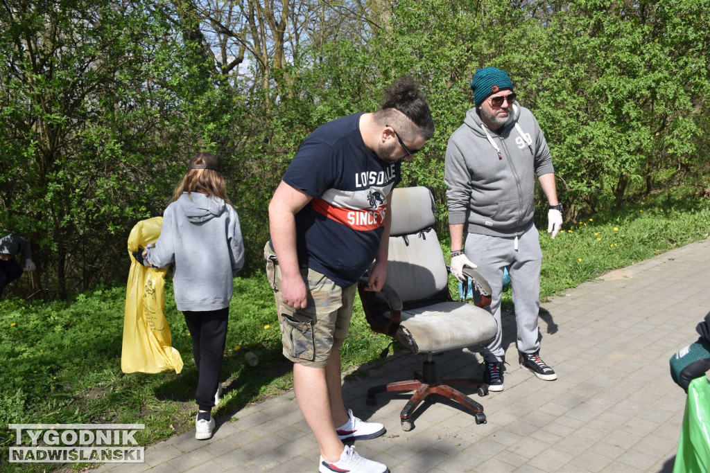 Sprzątali Tarnobrzeg z lądu i wody