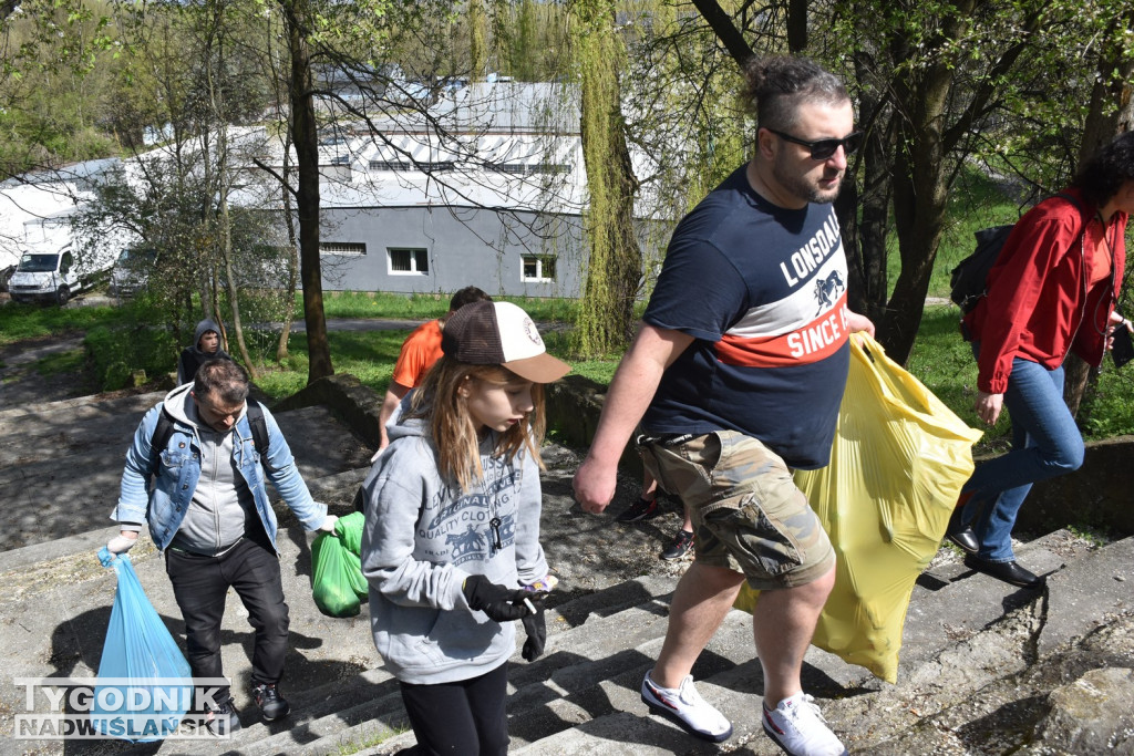 Sprzątali Tarnobrzeg z lądu i wody