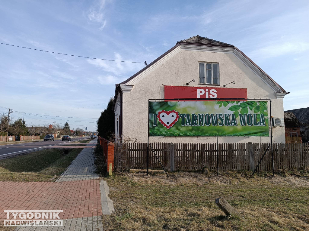 Wojna na banery w Tarnowskiej Woli