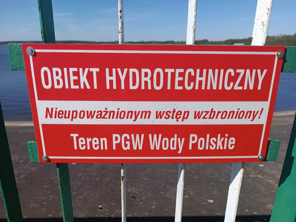 Tragedia nad Chańczą. Mężczyzna zsunął się z tamy