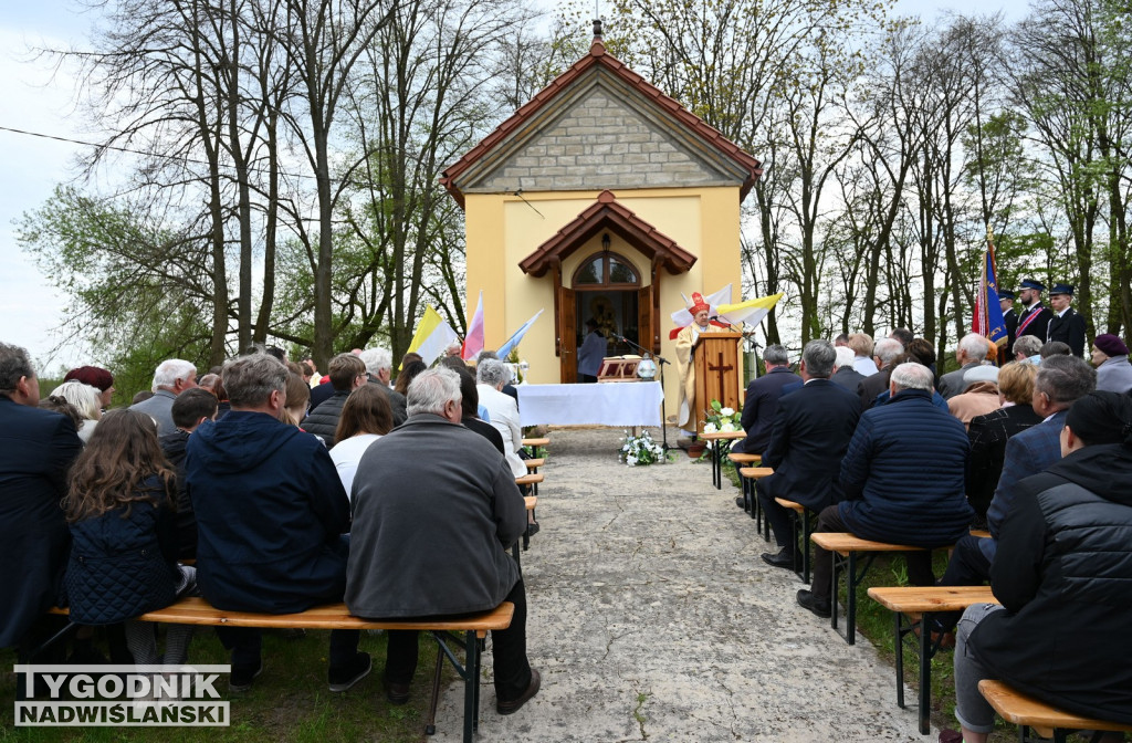 Poświęcenie odnowionej kapliczki w Wiązownicy