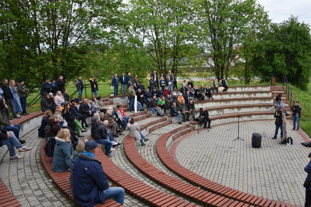 Protestuja przeciwko wycince drzew w Tarnobrzegu