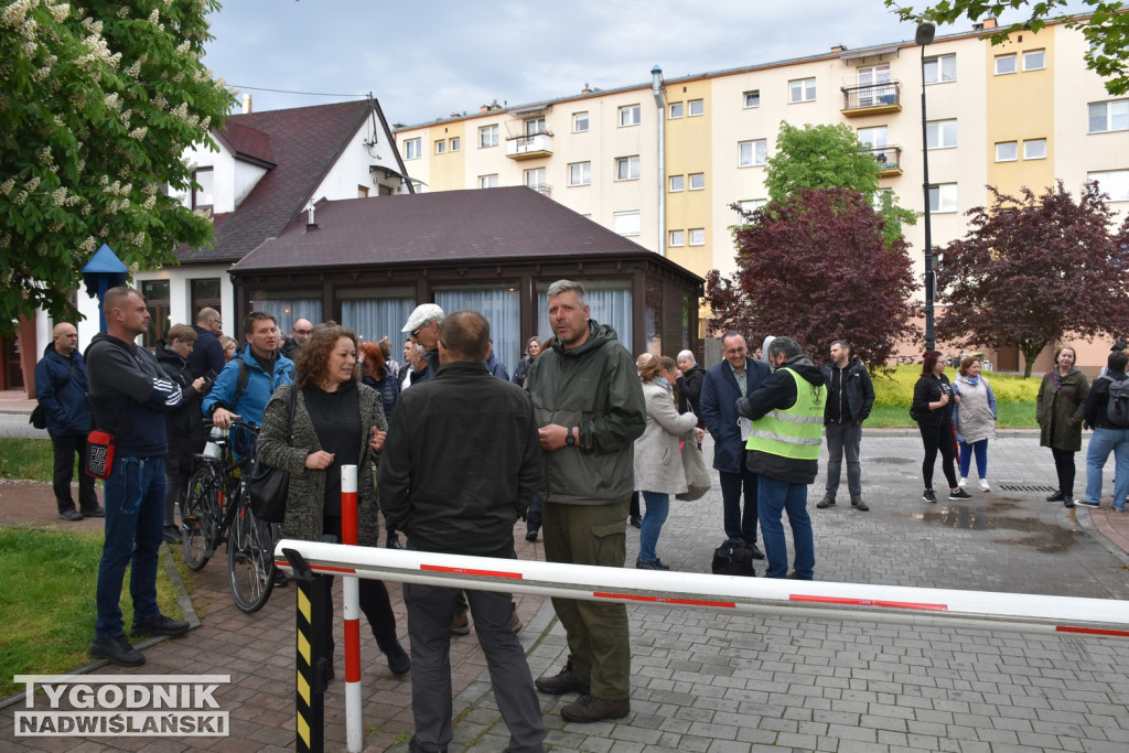 Protestuja przeciwko wycince drzew w Tarnobrzegu