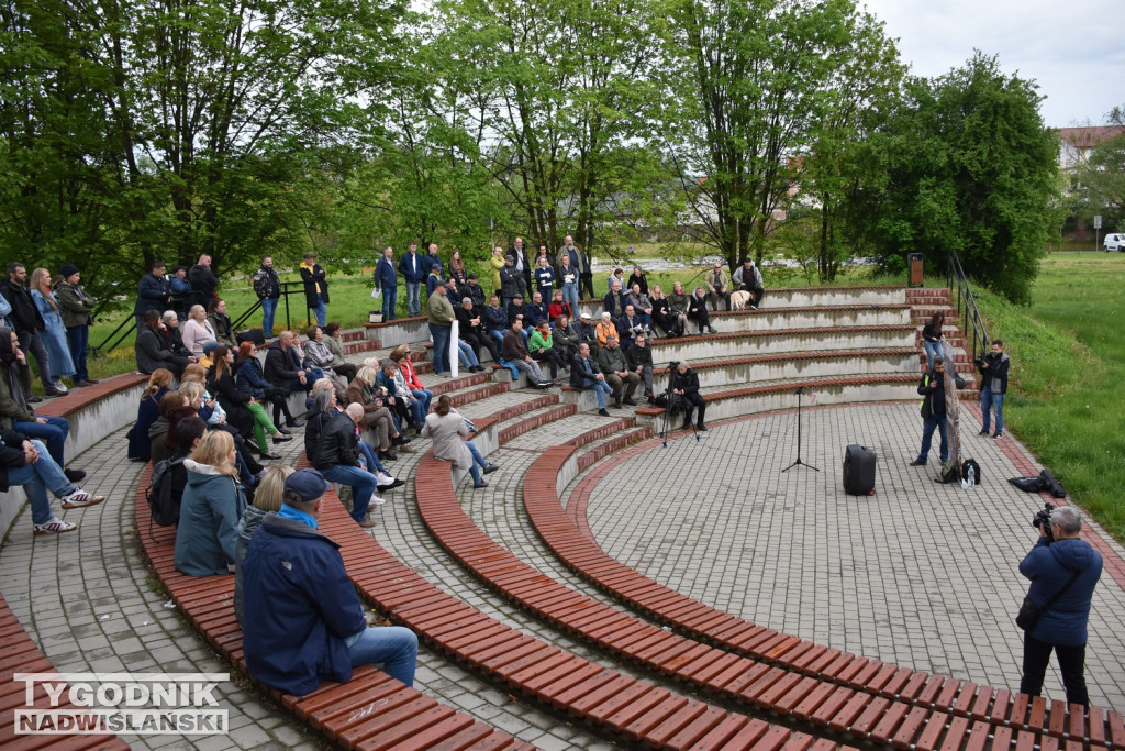 Protestuja przeciwko wycince drzew w Tarnobrzegu