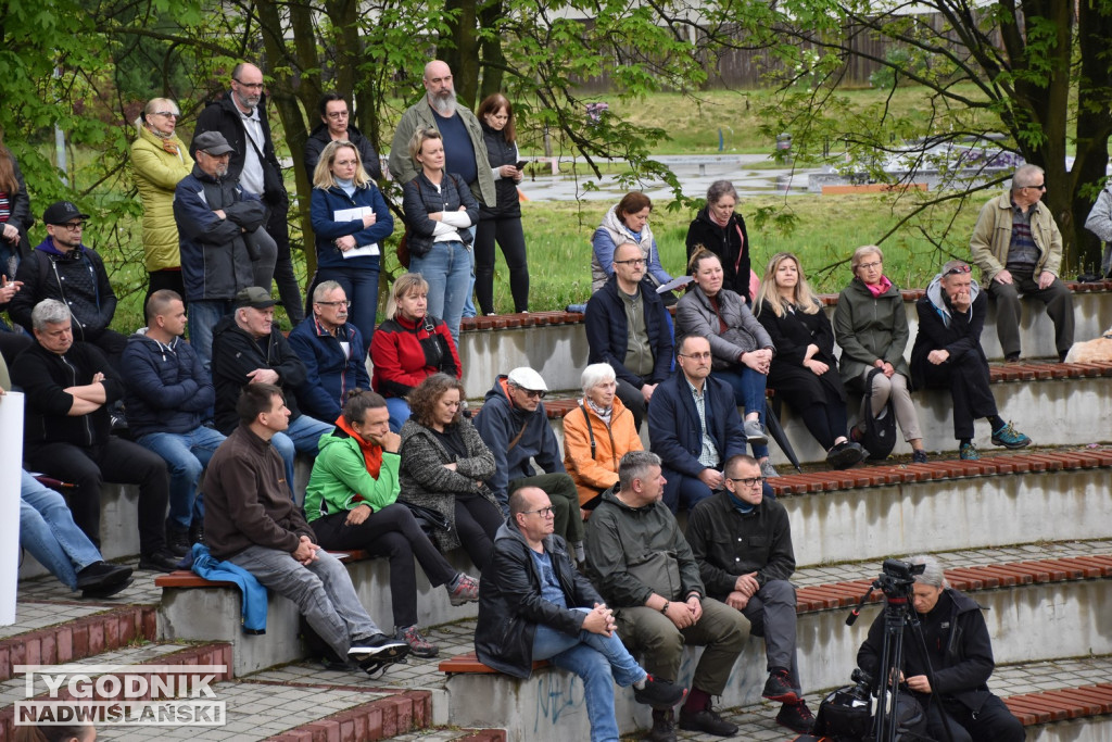 Protestuja przeciwko wycince drzew w Tarnobrzegu