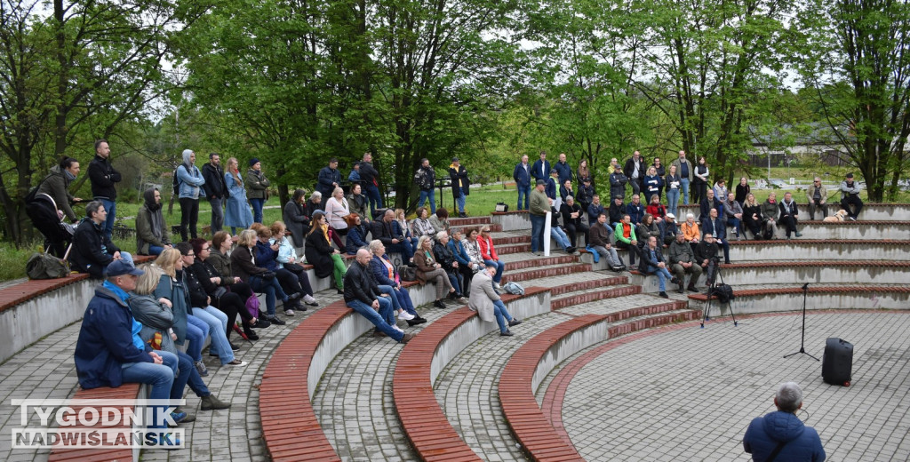 Protestuja przeciwko wycince drzew w Tarnobrzegu