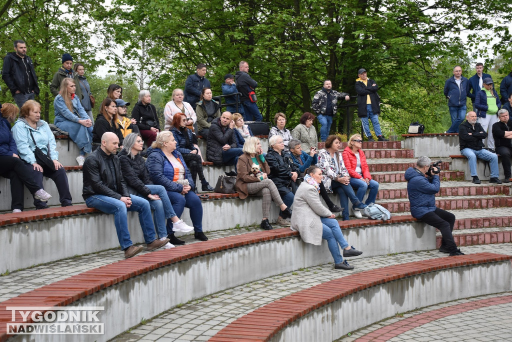 Protestuja przeciwko wycince drzew w Tarnobrzegu