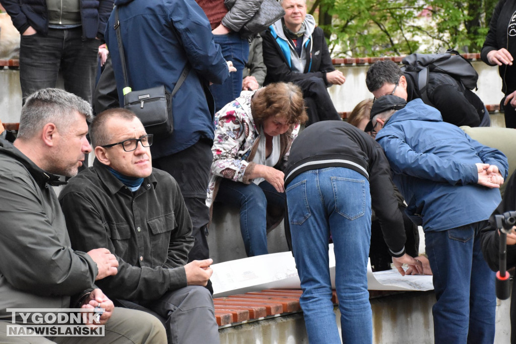 Protestuja przeciwko wycince drzew w Tarnobrzegu