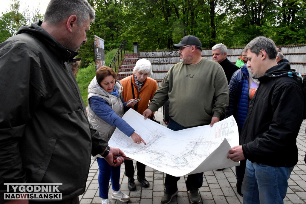 Protestuja przeciwko wycince drzew w Tarnobrzegu