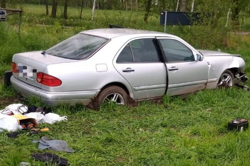Auto wypadło z drogi, kierowca nietrzeźwy