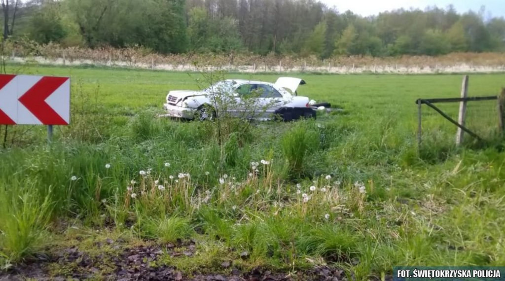 Auto wypadło z drogi, kierowca nietrzeźwy