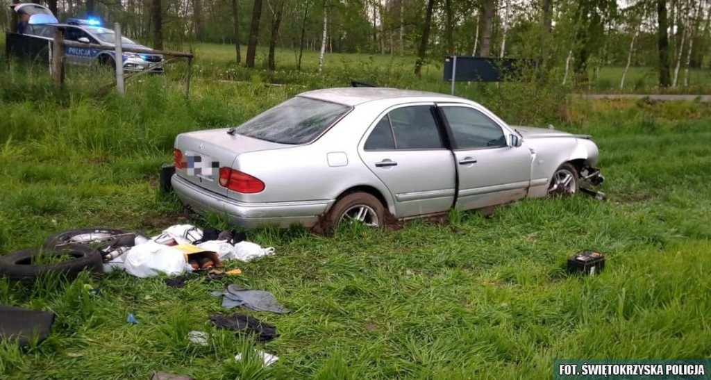 Auto wypadło z drogi, kierowca nietrzeźwy