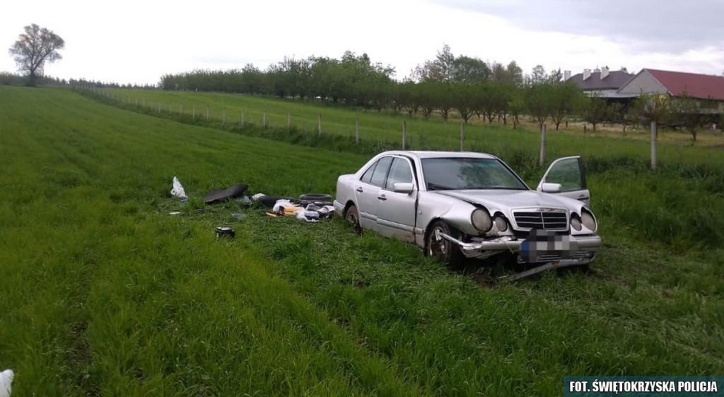 Auto wypadło z drogi, kierowca nietrzeźwy