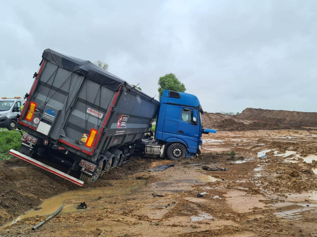 Tir wpadł do rowu na drodze krajowej nr 74