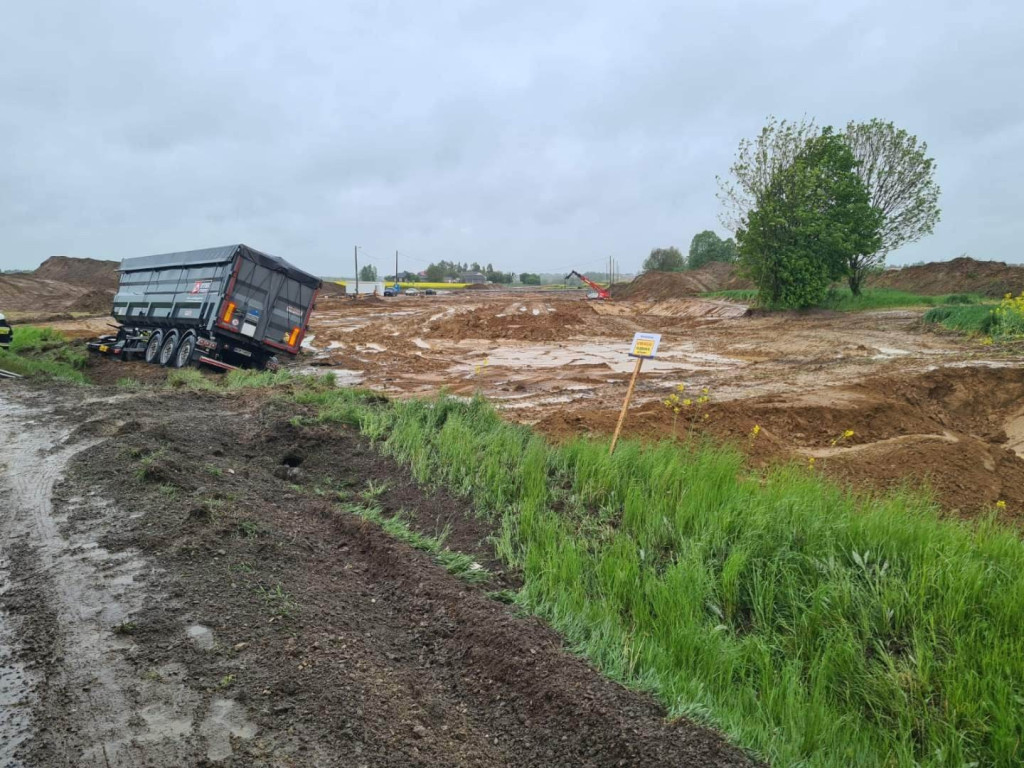 Tir wpadł do rowu na drodze krajowej nr 74