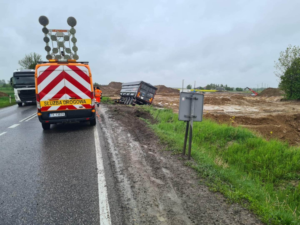 Tir wpadł do rowu na drodze krajowej nr 74