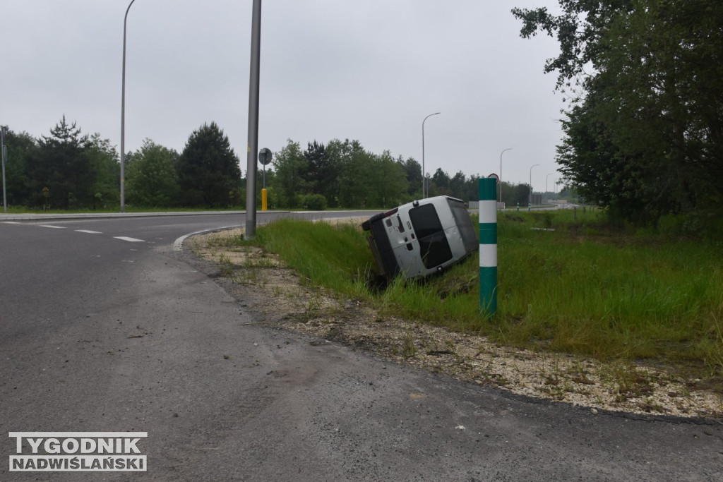 Bus w rowie na obwodnicy Tarnobrzega