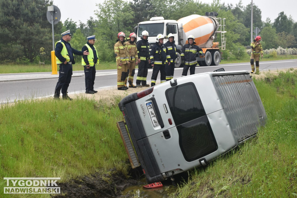 Bus w rowie na obwodnicy Tarnobrzega