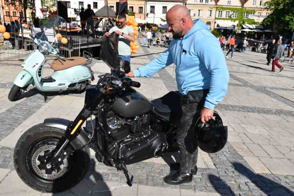 Aktorzy i motocykliści na pikniku w Sandomierzu