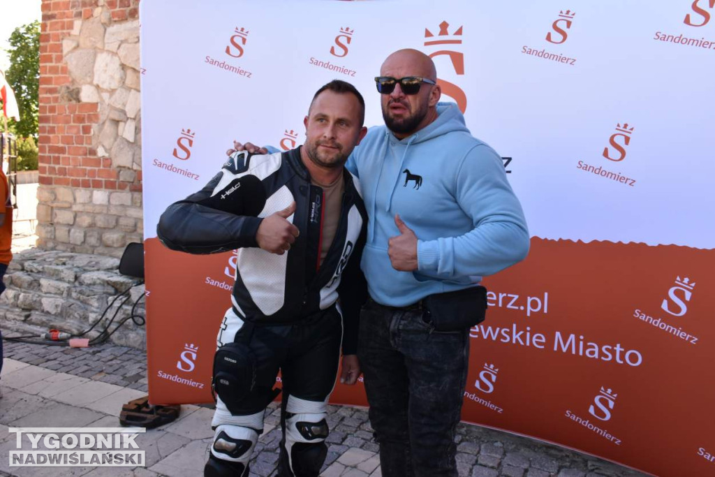 Aktorzy i motocykliści na pikniku w Sandomierzu