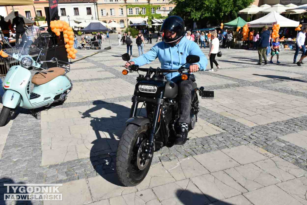 Aktorzy i motocykliści na pikniku w Sandomierzu
