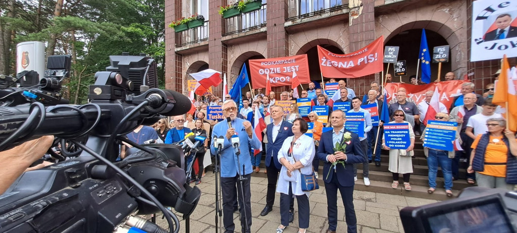 PO i PiS manifestowały w Stalowej Woli