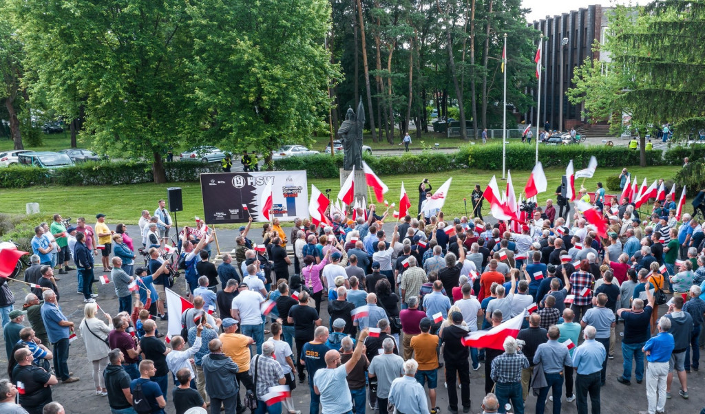 PO i PiS manifestowały w Stalowej Woli