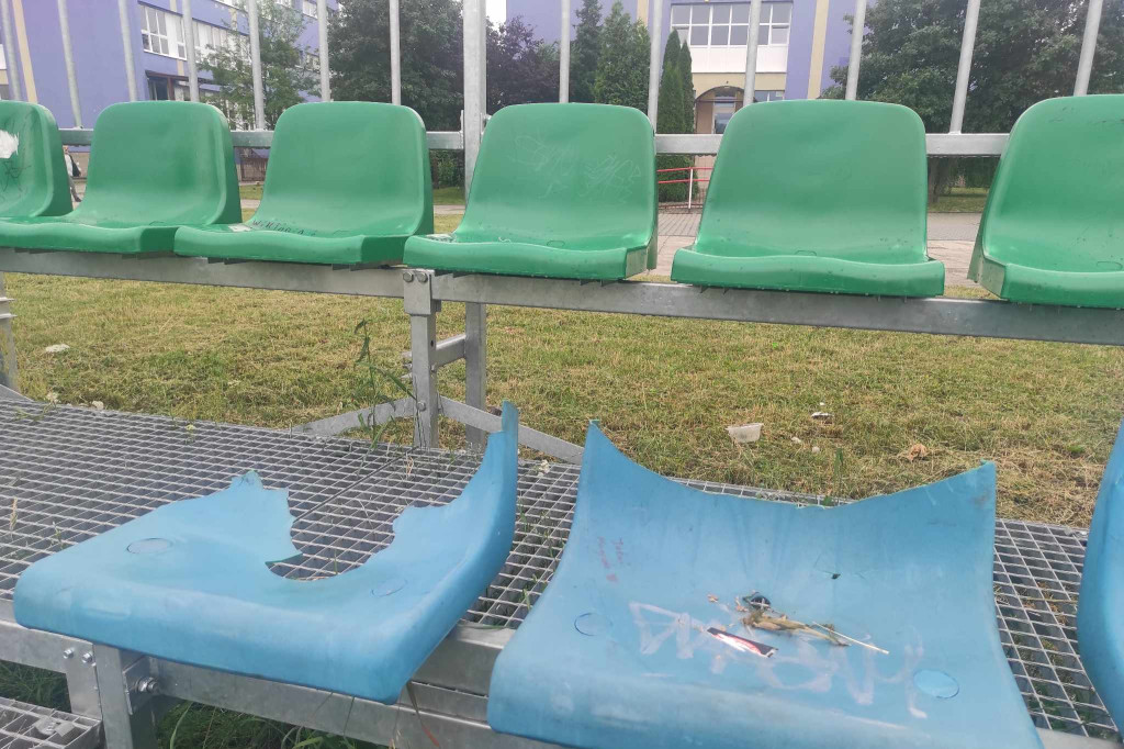 Zniszczone krzesełka osiedle Serbinów