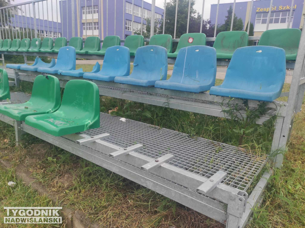 Zniszczone krzesełka osiedle Serbinów