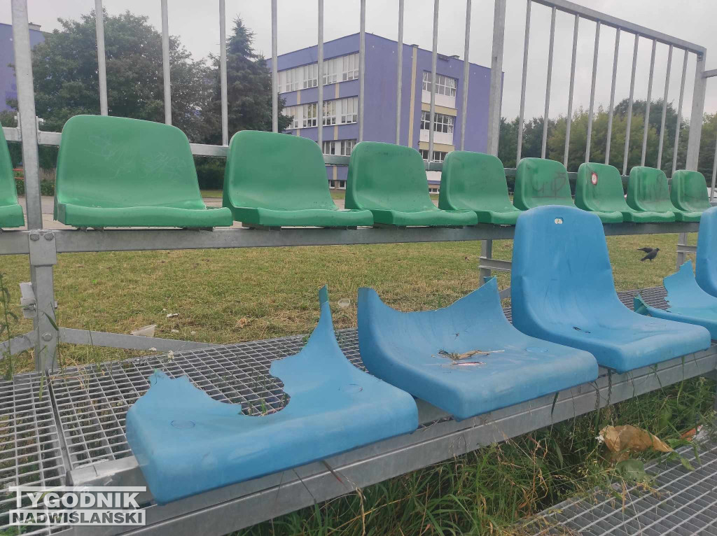Zniszczone krzesełka osiedle Serbinów
