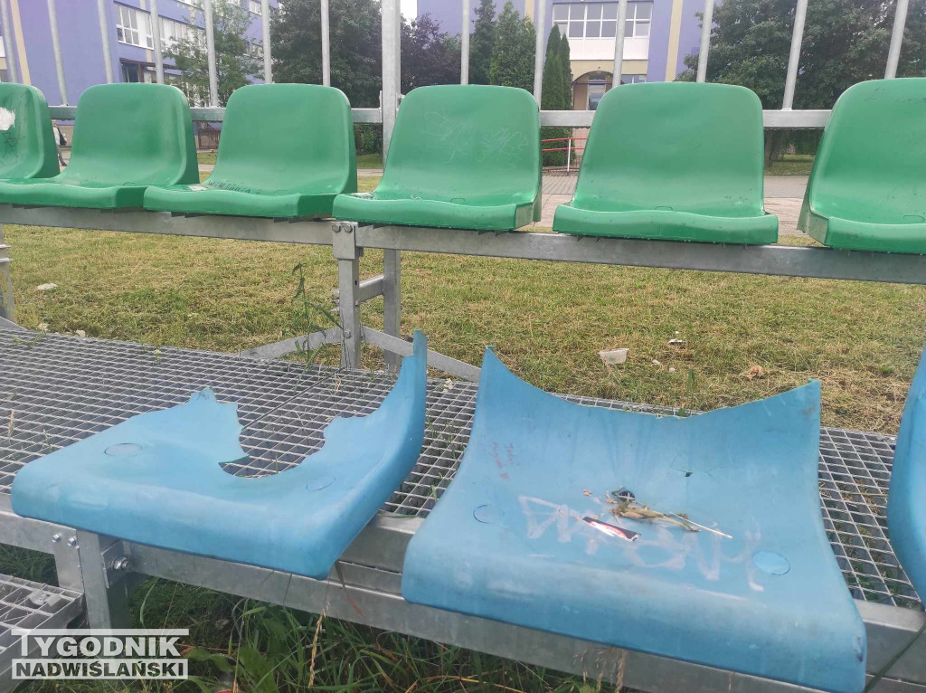 Zniszczone krzesełka osiedle Serbinów