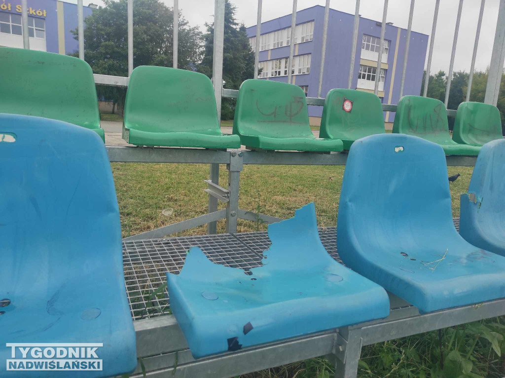 Zniszczone krzesełka osiedle Serbinów
