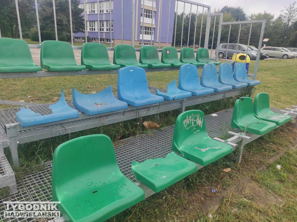 Zniszczone krzesełka osiedle Serbinów