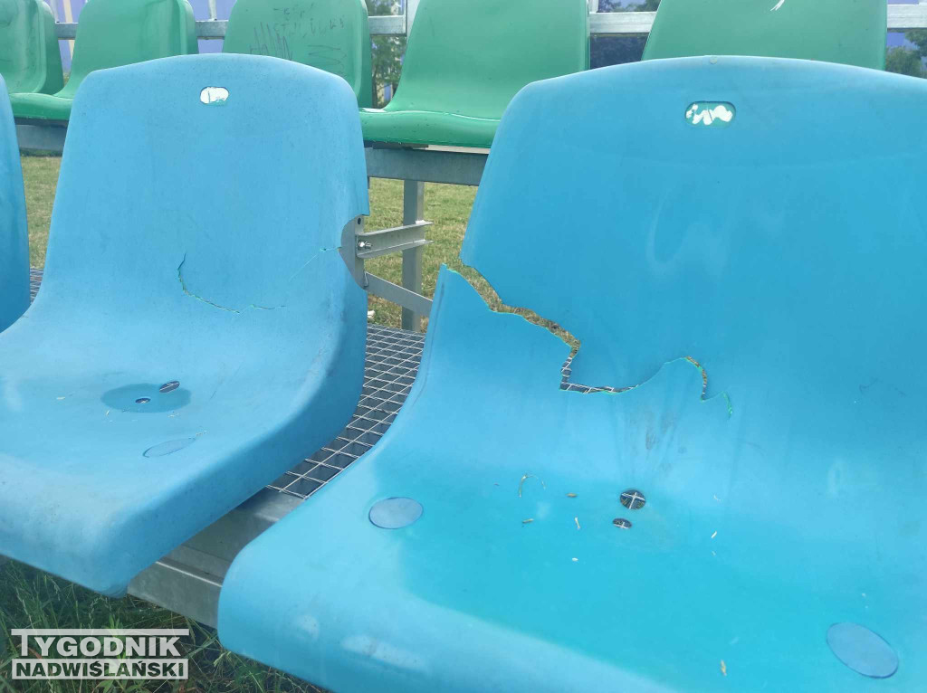 Zniszczone krzesełka osiedle Serbinów