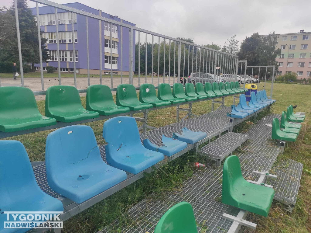 Zniszczone krzesełka osiedle Serbinów