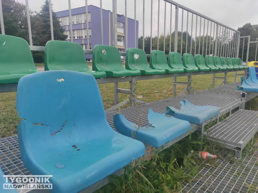 Zniszczone krzesełka osiedle Serbinów